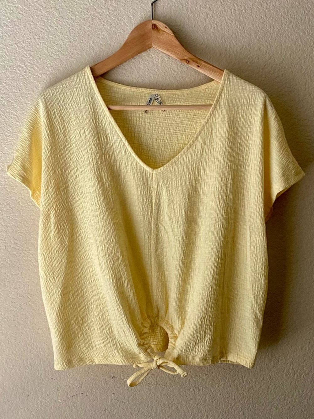 Mudd Women's Top M Yellow Boxy Cropped Stretch Keyhole Short Sleeve Wide V Neck